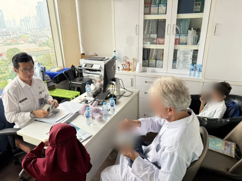 Petugas Ditjen Imigrasi berhasil menangkap buronan Maroko NE di Jakarta dan langsung mendeportasinya ke negaranya. Penangkapan ini menunjukkan komitmen Indonesia memberantas kejahatan lintas negara. Foto, Dok-Imigrasi