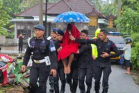 Polri bersama instansi terkait memberikan trauma healing dan menyalurkan bantuan logistik bagi korban banjir serta longsor di Bali. Dok-Polri