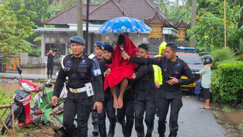 Polri bersama instansi terkait memberikan trauma healing dan menyalurkan bantuan logistik bagi korban banjir serta longsor di Bali. Dok-Polri