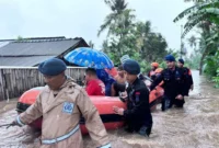 Petugas mengevakuasi warga saat banjir besar melanda Bali, 9–10 September 2025. Dok-Polri