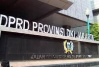 Massa AMPSI membawa spanduk tuntutan transparansi tunjangan DPRD saat berunjuk rasa di depan Gedung DPRD DKI Jakarta, Kamis (4/9/2025). (Dok-Istimewa)