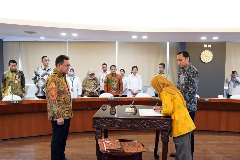 Ketua KADI Frida Adiati saat menjelaskan dimulainya penyelidikan antidumping impor baja canai lantaian (HRC) asal Tiongkok, Senin (1/9/2025). (Dok_Kemendag)