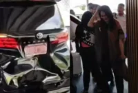 Gubernur Maluku Utara Sherly Tjoanda keluar dari mobil dengan ekspresi tenang setelah tabrak lari. Dok-Medsos