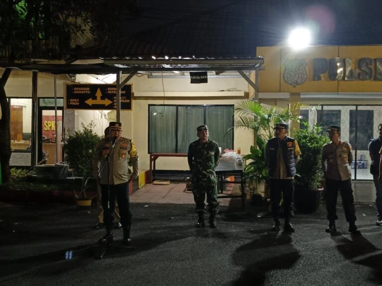 Kapolsek Ciracas pimpin apel gabungan 4 pilar bersama TNI, Polri, dan ormas di halaman Mapolsek Ciracas, Jakarta Timur.