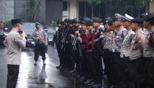 Petugas Polda Metro Jaya melakukan patroli gabungan di jalan protokol Jakarta untuk mencegah aksi sahur on the road selama Ramadhan. (Posnews/Ist)