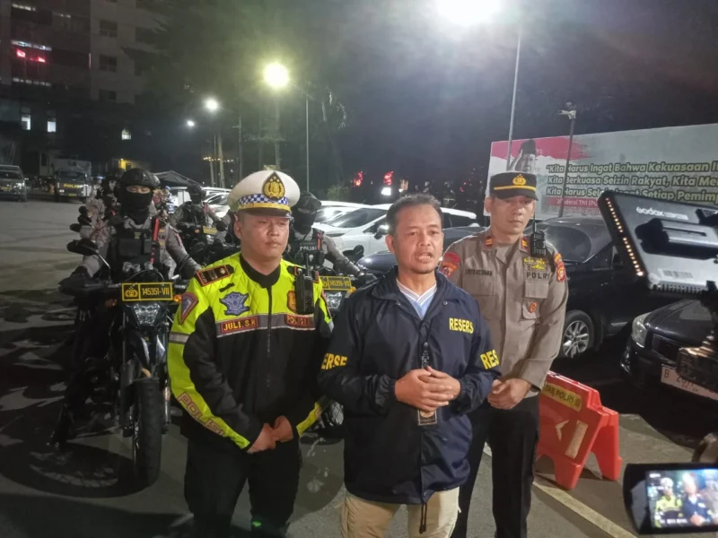 Personel gabungan Polda Metro Jaya dan Satpol PP saat menggelar patroli skala besar di wilayah Jakarta Selatan, Minggu malam. Dok-Polri