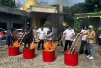 Kejaksaan Negeri Jakarta Selatan memusnahkan barang bukti narkotika, psikotropika, senjata tajam, dan ratusan telepon genggam di Tanjung Barat, Rabu (10/9/2025). Dok-Posnews