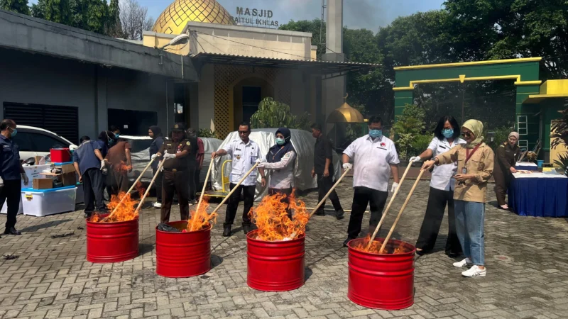Kejaksaan Negeri Jakarta Selatan memusnahkan barang bukti narkotika, psikotropika, senjata tajam, dan ratusan telepon genggam di Tanjung Barat, Rabu (10/9/2025). Dok-Posnews