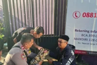Bhabinkamtibmas Palmerah bersama warga saat mengevakuasi bayi perempuan yang ditemukan di depan Rumah Yatim Kemanggisan, Jakarta Barat. Dok-Polri
