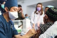 Petugas Dinas Kesehatan DKI Jakarta melakukan imunisasi ORI untuk mencegah penyebaran campak di Kelurahan Kapuk, Cengkareng, Selasa (9/9/2025). Dok- Pemprov DKI JKT