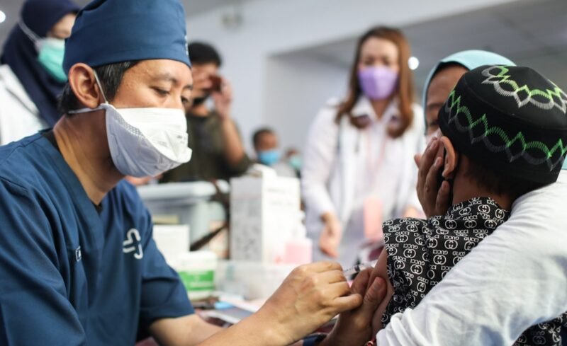 Petugas Dinas Kesehatan DKI Jakarta melakukan imunisasi ORI untuk mencegah penyebaran campak di Kelurahan Kapuk, Cengkareng, Selasa (9/9/2025). Dok- Pemprov DKI JKT