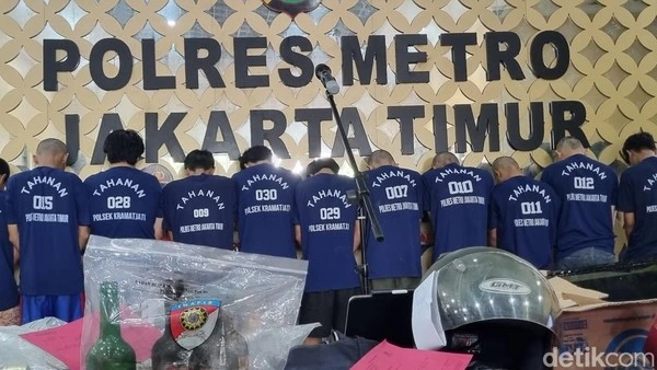 Petugas kepolisian memeriksa kerusakan di kantor Polres Jakarta Timur setelah demo ricuh 28–31 Agustus 2025. Tujuh kendaraan dinas dan fasilitas gedung hangus akibat serangan massa. Foto-Polri