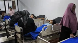 Siswa SDN 01 Gedong, Pasar Rebo, Jakarta Timur sedang diperiksa di sekolah setelah diduga keracunan Makan Bergizi Gratis (MBG). Dok: Istimewa
