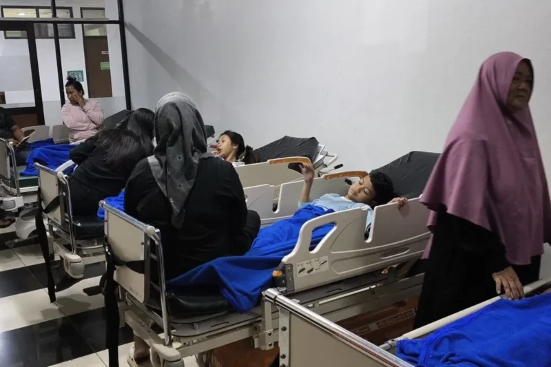 Siswa SDN 01 Gedong, Pasar Rebo, Jakarta Timur sedang diperiksa di sekolah setelah diduga keracunan Makan Bergizi Gratis (MBG). Dok: Istimewa