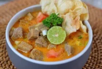 Sajian soto tangkar Betawi dengan kuah kuning gurih dan potongan iga sapi di Jakarta. Dok-Istimewa
