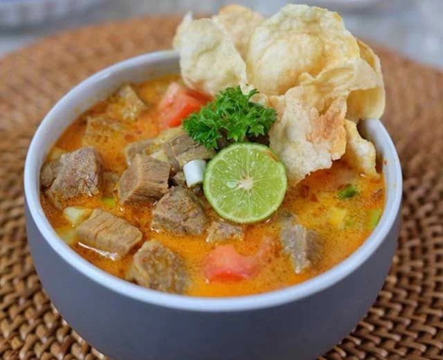 Sajian soto tangkar Betawi dengan kuah kuning gurih dan potongan iga sapi di Jakarta. Dok-Istimewa

