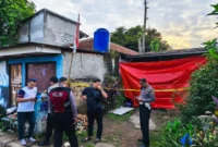 Petugas Polres Metro Depok melakukan olah TKP kasus gantung diri di Sawangan, Depok. Dok-Istimewa
