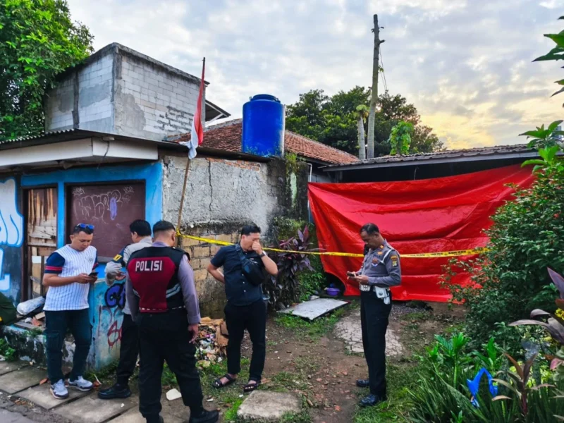 Petugas Polres Metro Depok melakukan olah TKP kasus gantung diri di Sawangan, Depok. Dok-Istimewa
