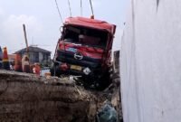 Truk tangki Pertamina mengalami rem blong dan menabrak 12 kendaraan di Simpang Cilame, Desa Bunar, Bogor. Puluhan korban luka-luka dievakuasi ke rumah sakit. (Dok-Istimewa)