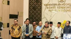 Menteri P2MI Mukhtarudin bersama Menko Perekonomian Airlangga Hartarto membahas program pelatihan 500 ribu tenaga kerja di Gedung Ali Wardana, Jakarta, Kamis (23/10/2025). Dok: Istimewa