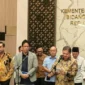 Menteri P2MI Mukhtarudin bersama Menko Perekonomian Airlangga Hartarto membahas program pelatihan 500 ribu tenaga kerja di Gedung Ali Wardana, Jakarta, Kamis (23/10/2025). Dok: Istimewa