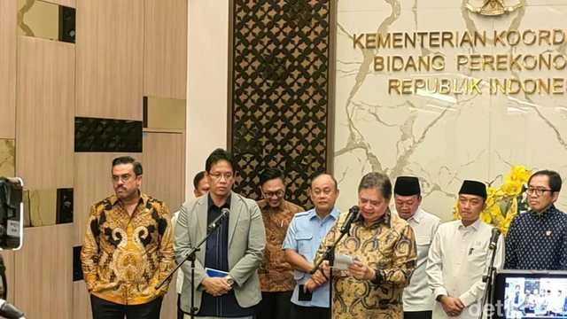 Menteri P2MI Mukhtarudin bersama Menko Perekonomian Airlangga Hartarto membahas program pelatihan 500 ribu tenaga kerja di Gedung Ali Wardana, Jakarta, Kamis (23/10/2025). Dok: Istimewa
