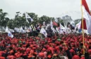 Ribuan buruh memadati kawasan Monas Jakarta saat peringatan May Day 2026 dengan kehadiran Presiden Prabowo Subianto. (Posnews/Ist)
