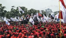 Ribuan buruh memadati kawasan Monas Jakarta saat peringatan May Day 2026 dengan kehadiran Presiden Prabowo Subianto. (Posnews/Ist)