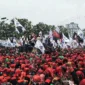 Ribuan buruh memadati kawasan Monas Jakarta saat peringatan May Day 2026 dengan kehadiran Presiden Prabowo Subianto. (Posnews/Ist)