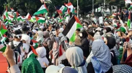 Ribuan massa aksi bela Palestina memadati kawasan Patung Kuda, Jakarta Pusat, sambil mengibarkan bendera dan mengenakan syal Palestina sebagai simbol solidaritas.

