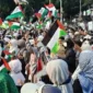 Ribuan massa aksi bela Palestina memadati kawasan Patung Kuda, Jakarta Pusat, sambil mengibarkan bendera dan mengenakan syal Palestina sebagai simbol solidaritas.
