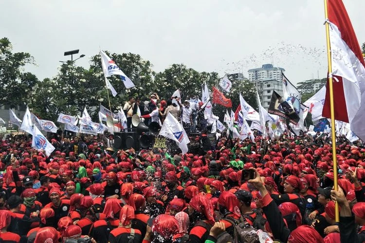 Ribuan buruh KSPI dan Partai Buruh menggelar demo di depan Istana Negara menolak UMP DKI 2026 dan UMSK Jawa Barat. (Posnews/Ist)