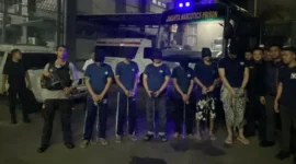 Ammar Zoni diborgol dan mengenakan penutup kepala hitam saat dipindahkan ke Lapas Super Maximum Security Nusakambangan, Kamis (16/10/2025). Dok: Istimewa