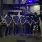 Ammar Zoni diborgol dan mengenakan penutup kepala hitam saat dipindahkan ke Lapas Super Maximum Security Nusakambangan, Kamis (16/10/2025). Dok: Istimewa