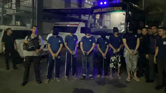 Ammar Zoni diborgol dan mengenakan penutup kepala hitam saat dipindahkan ke Lapas Super Maximum Security Nusakambangan, Kamis (16/10/2025). Dok: Istimewa