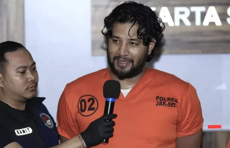 Ammar Zoni saat diserahkan ke Kejari Jakarta Pusat terkait kasus narkoba di Rutan Salemba. (Posnews/Ist)