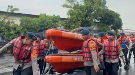 Brimob Polda Metro Jaya menggelar apel siaga dan patroli SAR menghadapi potensi banjir di wilayah Jakarta. (PMJ)