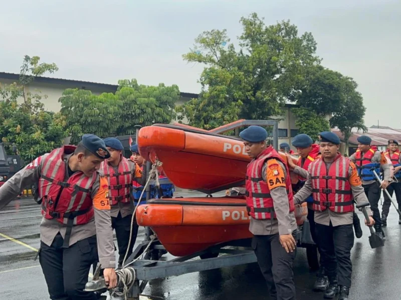 Brimob Polda Metro Jaya menggelar apel siaga dan patroli SAR menghadapi potensi banjir di wilayah Jakarta. (PMJ)