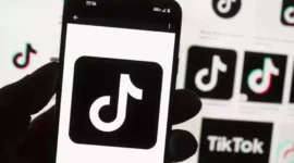 TikTok tetap bisa diakses masyarakat meski TDPSE dibekukan sementara oleh pemerintah. Dok: AP