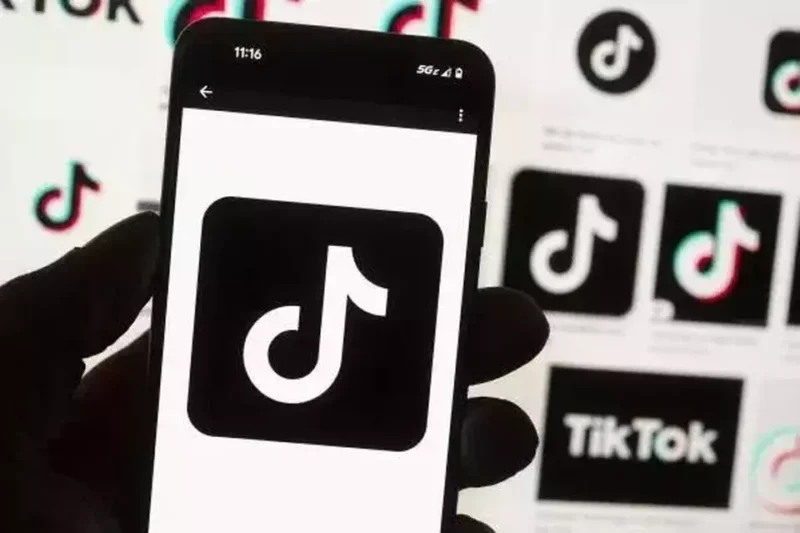 TikTok tetap bisa diakses masyarakat meski TDPSE dibekukan sementara oleh pemerintah. Dok: AP