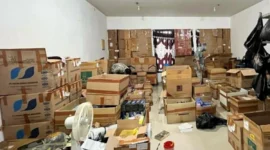 Petugas BBPOM Jakarta memeriksa dan menyita ribuan obat ilegal dari gudang di Jakarta Barat. (Kominfo)