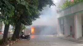 Petugas damkar memadamkan api di Restoran Bakso Lapangan Tembak Senayan, Tanah Abang, Jakarta Pusat, Rabu (22/10/2025). Dok: Istimewa