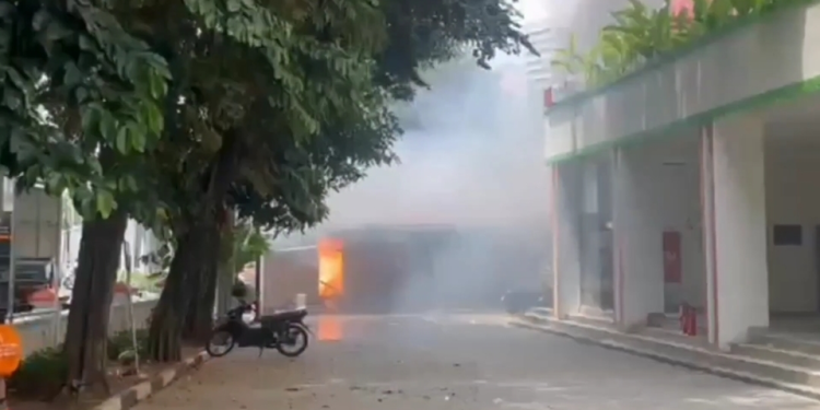 Petugas damkar memadamkan api di Restoran Bakso Lapangan Tembak Senayan, Tanah Abang, Jakarta Pusat, Rabu (22/10/2025). Dok: Istimewa