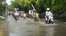 Banjir di Kelurahan Pesanggrahan usai hujan deras mengguyur Jakarta Selatan, Rabu (29/10/2025). (Kominfo)