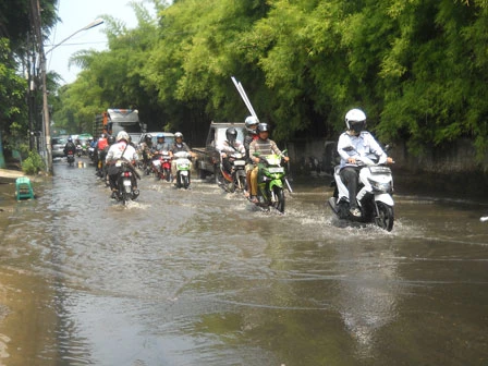 Banjir di Kelurahan Pesanggrahan usai hujan deras mengguyur Jakarta Selatan, Rabu (29/10/2025). (Kominfo)