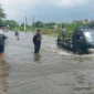 Warga Semarang berjalan di tengah genangan banjir setinggi lutut di kawasan Pedurungan, Jawa Tengah. Dok: BNPB