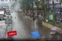 Kondisi banjir rob dan penurunan tanah di kawasan perkotaan Pulau Jawa akibat eksploitasi air tanah dan urbanisasi. (Posnews/Ist)