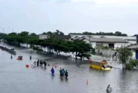 Petugas BNPB berjuang mengevakuasi warga di tengah banjir yang merendam Kota Semarang, Jawa Tengah, Kamis (30/10/2025). (Ist)