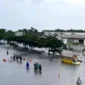 Petugas BNPB berjuang mengevakuasi warga di tengah banjir yang merendam Kota Semarang, Jawa Tengah, Kamis (30/10/2025). (Ist)