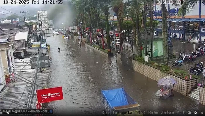 Kondisi banjir rob dan penurunan tanah di kawasan perkotaan Pulau Jawa akibat eksploitasi air tanah dan urbanisasi. (Posnews/Ist)
